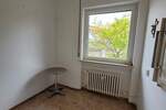 Ladenlokal mit Schaufenster, Büro und Lagerräumen