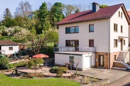 Großzügige Obergeschosswohnung mit Balkon, Dachgeschosszimmer und Kelleranteil - Ruhe und Komfort in Ringgau-Lüderbach