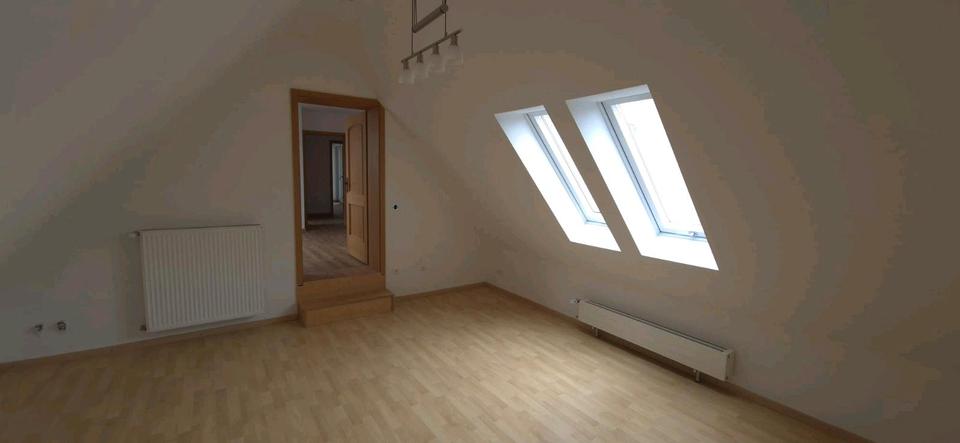 Frisch renovierte 4 Zimmer DG-Wohnung in Röhrmoos-Großinzemoos 4 zimmer