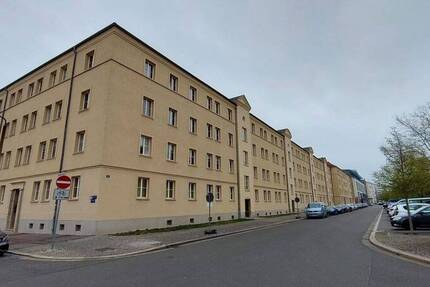 Mit Einbauküche und Aufzug, 1-R-Wohnung am Theater