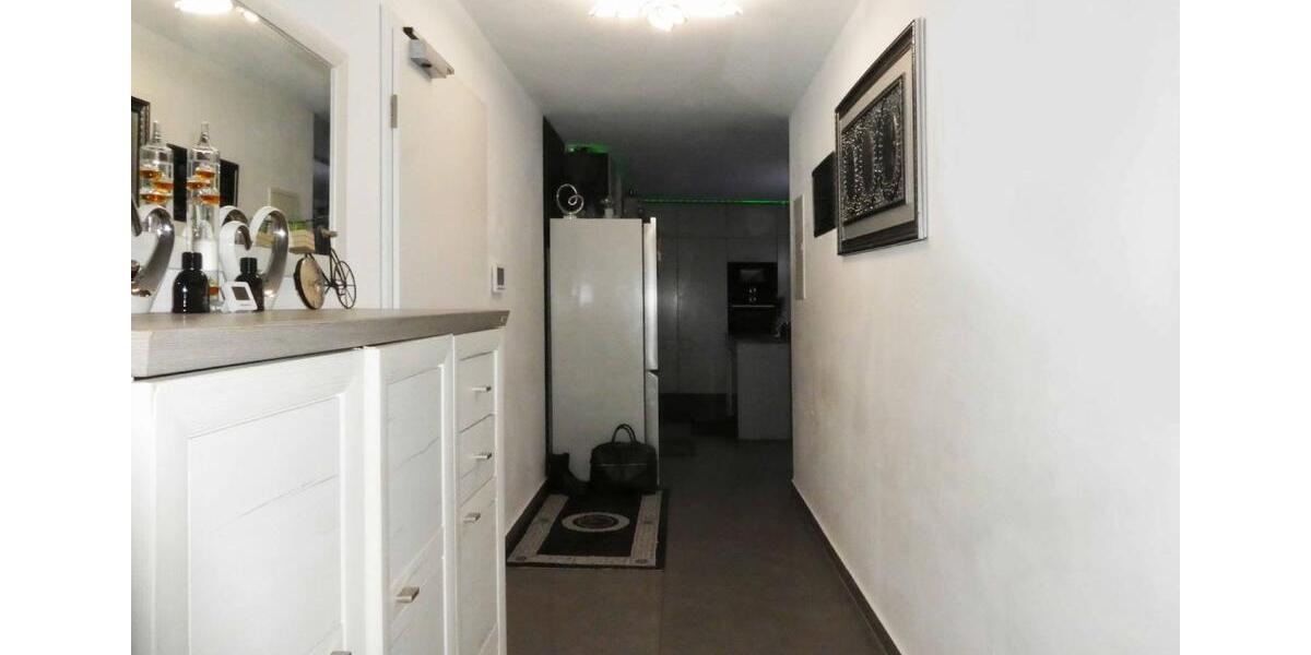 AUMÜLLER-Immobilien - Moderne energiesparsame 4-Zi-EG-Wohnung mit überdachtem Balkon und Carport 4 zimmer