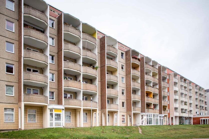 ... mit Balkon und Küche mit Fenster ... zimmer