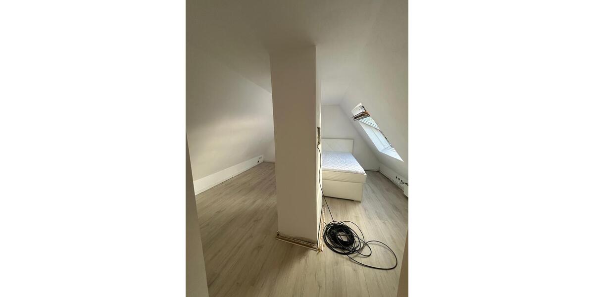 Elegante 4 Zimmer Wohnung mit eigenen Garten und Pool. 4 zimmer