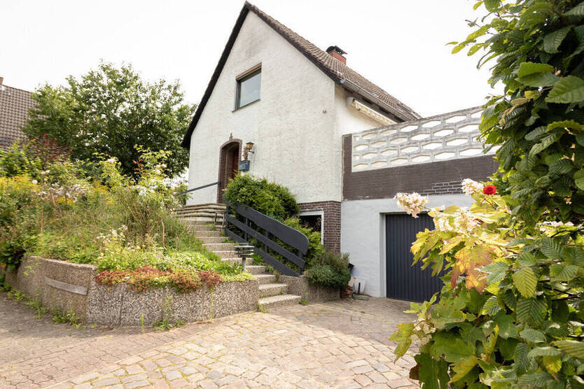 Neuvermietung: Idyllisches Einfamilienhaus mit Gartenparadies