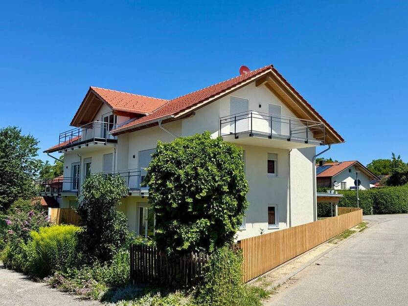 *** Gemütliche Dachgeschoss-Wohnung *** hochwertig ausgeführt und mit vollständiger Einbauküche ***