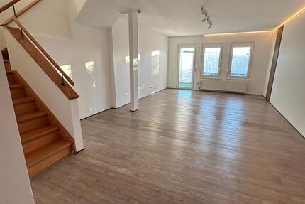 Erstbezug nach Renovierung - Doppelhaushälfte Haus EBK Garten Car 3 zimmer