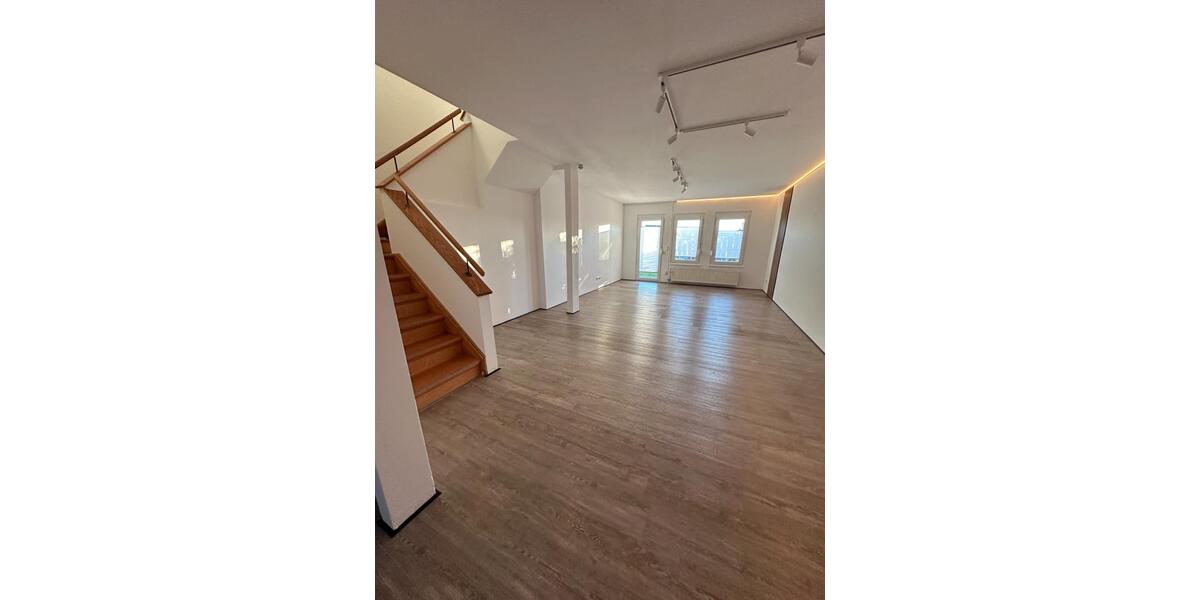 Erstbezug nach Renovierung - Doppelhaushälfte Haus EBK Garten Car 3 zimmer