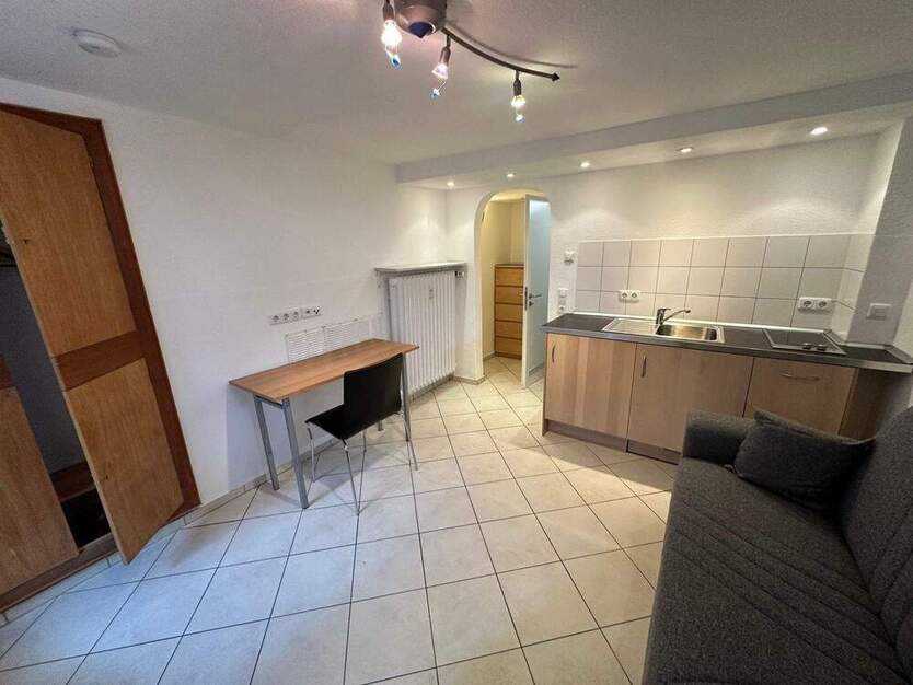 Möblierte 1 - Zimmer - UntergeschossWohnung (KellerWohnung) mit Einbauküche und separatem Eingang