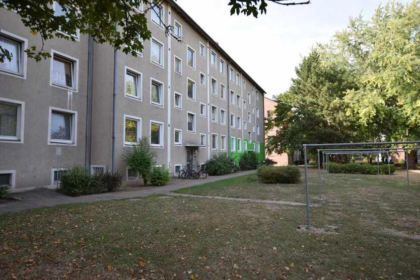Alles was man benötigt: Tageslichtbad, Balkon und NEUER Bodenbelag! 3 ZKB plus Balkon zimmer