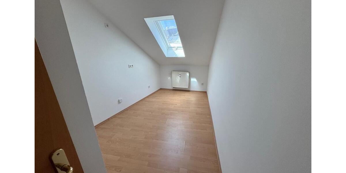 Dachgeschoßwohnung Döbeln - 2 Zimmer, 68 m&sup2;, 311&euro; | Angebot:22006596