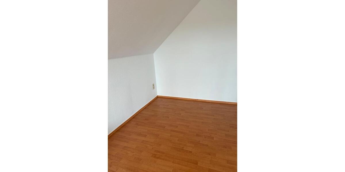 Dachgeschoßwohnung Roßwein - 3 Zimmer, 68 m&sup2;, 285&euro; | Angebot:26449242