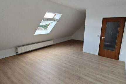 Renovierte 2-Zimmer-DG-Wohnung mit hochwertiger Einbauküche in zentraler Lage von Iserlohn
