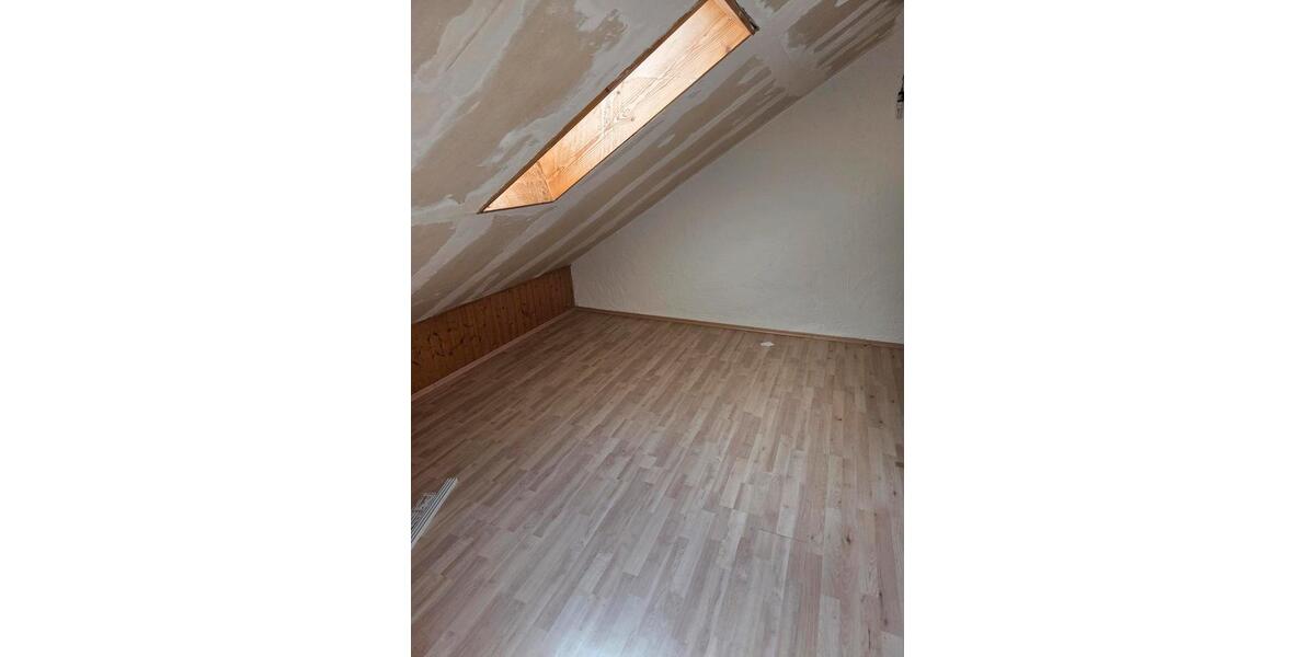 Dachgeschoßwohnung Pohlheim - 6 Zimmer, 80 m&sup2;, 700&euro; | Angebot:26619459