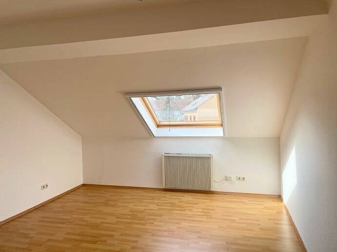 Helle 4-Zimmer-Wohnung im DG mit Balkon, EBK und Kellerraum