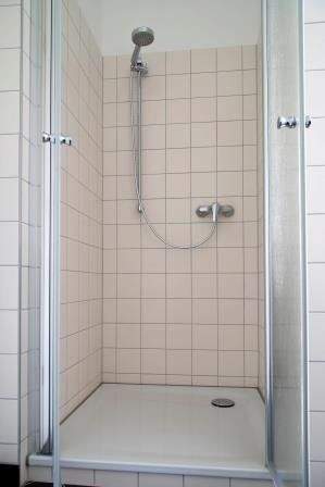 Qualitative Erdgeschoss- WE mit Balkon, FB-Heizung, Bad mit Dusche, Wanne, Fenster 2 zimmer