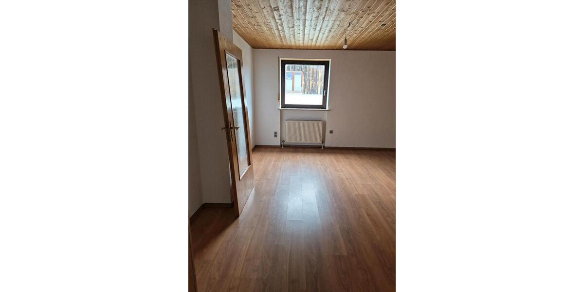 Dachgeschoßwohnung Schmidgaden - 4 Zimmer, 120 m&sup2;, 1.100&euro; | Angebot:26200829