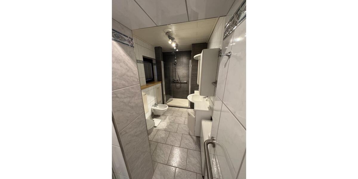 Einfamilienhaus Reichshof - 11 Zimmer, 315 m&sup2;, 1.700&euro; | Angebot:25151779