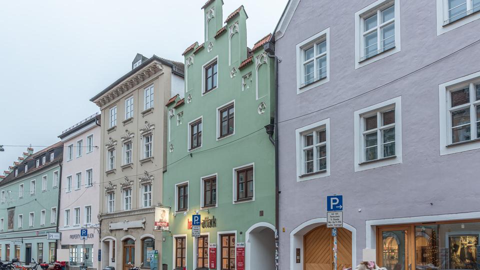 2 12-Zimmer-Dach-Wohnung mit zwei darüberliegenden Hobbyräumen und Balkon, mitten in der Stadt 2 zimmer