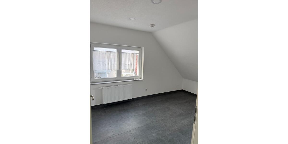 Dachgeschoßwohnung Schwaikheim - 3 Zimmer, 80 m&sup2;, 1.300&euro; | Angebot:24551496