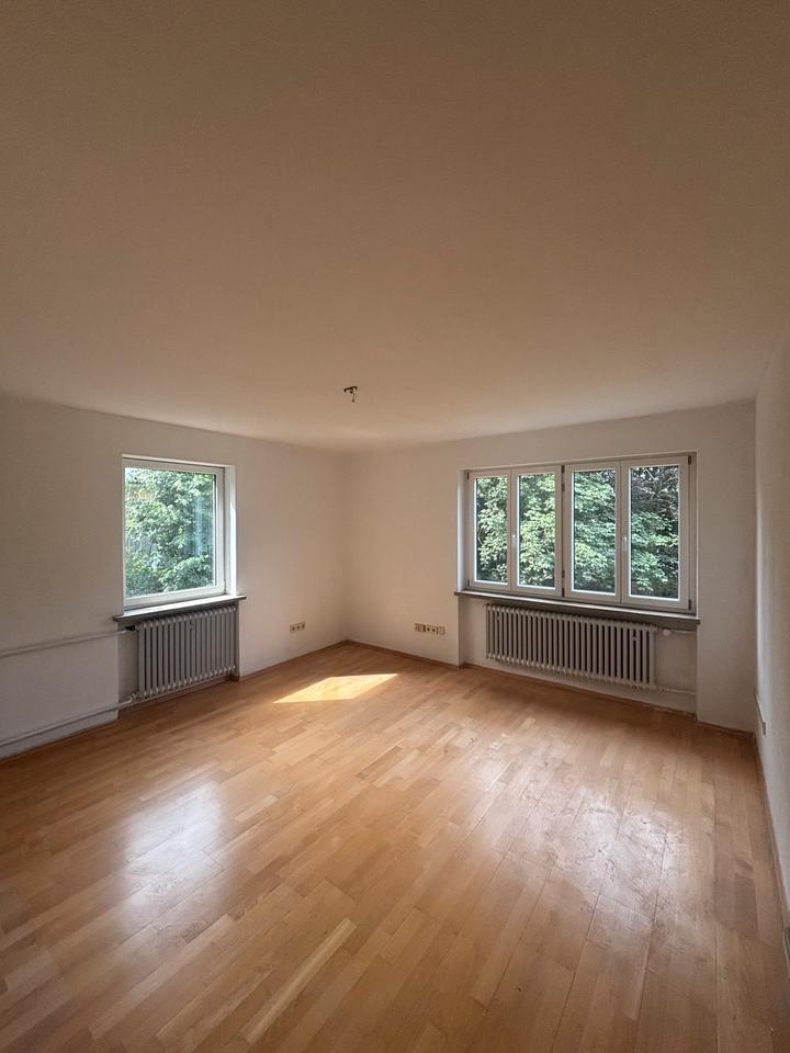 Wohnung mit Badewanne und Blick ins Grüne