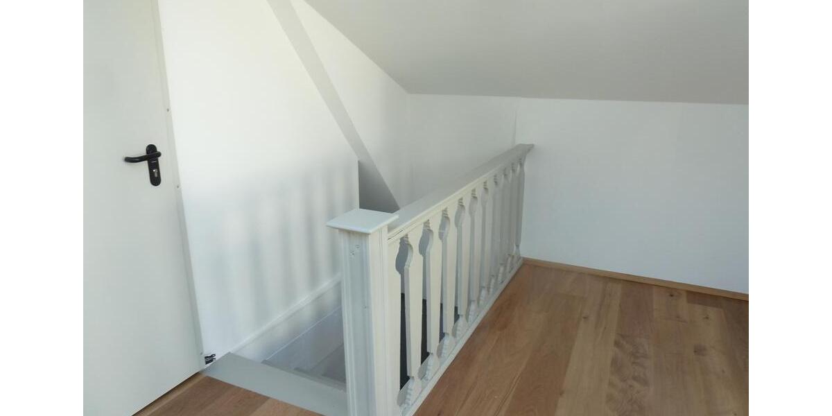 *Wunderschöner Altbau* Renovierte, großzügige Maisonettewohnung mit Dachterrasse in zentraler Lage 4 zimmer
