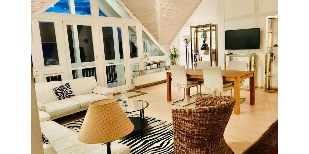 Möblierte, ruhige & lichtdurchflutete Dachgeschoss-Wohnung 2 zimmer