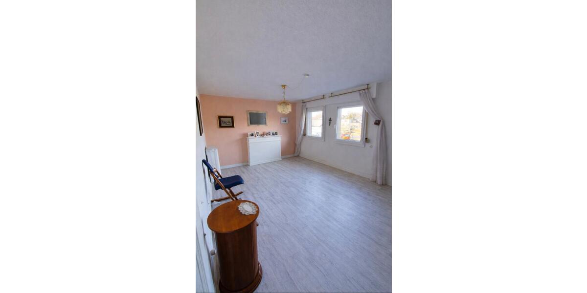 Etagenwohnung Waldbröl - 8 Zimmer, 220 m&sup2;, 1.200&euro; | Angebot:25253043