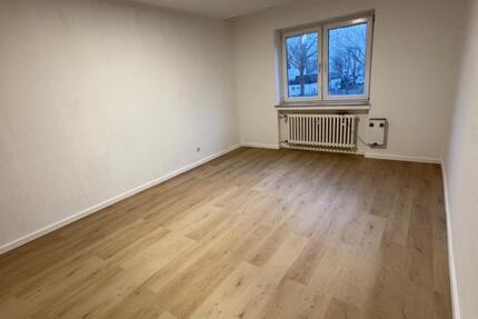 neu renoviertes Studenten-WG-Zimmer mit XL Balkon
