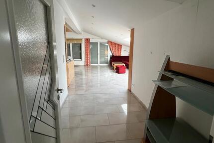 3 Zimmer DG Wohnung in ruhiger lage mit EBK und Balkon zimmer