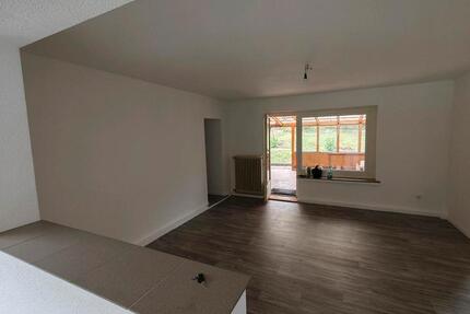 Helle 3 Zimmer Wohnung mit Wintergarten, Terrasse und Garten in L 3 zimmer