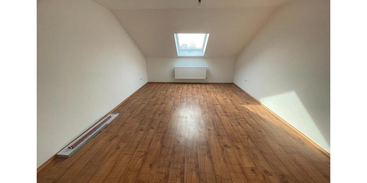 Dachgeschoßwohnung Weiden in der Oberpfalz - 3 Zimmer, 70 m&sup2;, 610&euro; | Angebot:25988939