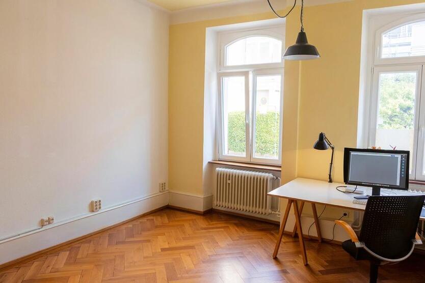 Heller Büroraum zur Untermiete in zentraler Lage Freiburgs