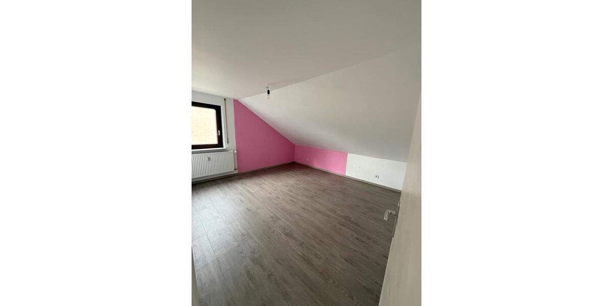 Dachgeschoßwohnung Bürstadt - 3 Zimmer, 80 m&sup2;, 1.250&euro; | Angebot:26237996