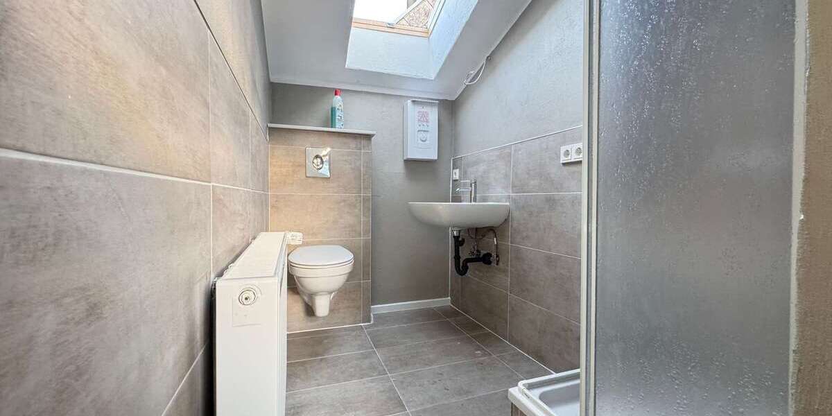 Sanierte 2-Zimmer-Dachgeschosswohnung mit neuem Bad in Ensheim - Dachgeschoßwohnung Saarbrücken-Halberg Halberg | Angebot:26764265