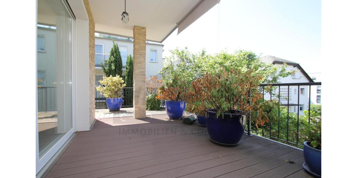 Herrliche, geräumige und helle Wohnung mit großem, überdachten Balkon, Skylineblick , Kamin uvm. 5 zimmer