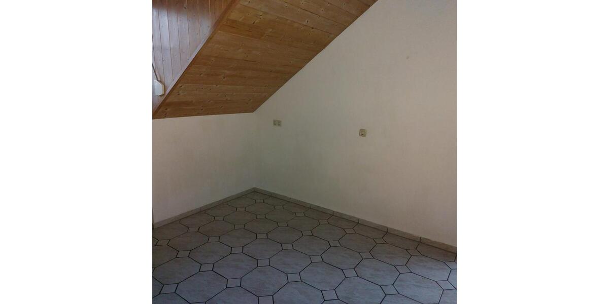 Dachgeschoßwohnung Niederaichbach - 4 Zimmer, 110 m&sup2;, 900&euro; | Angebot:25406645