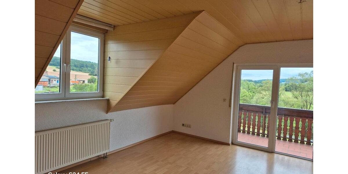 Dachgeschoßwohnung Ehringshausen - 4 Zimmer, 110 m&sup2;, 1.200&euro; | Angebot:24650386