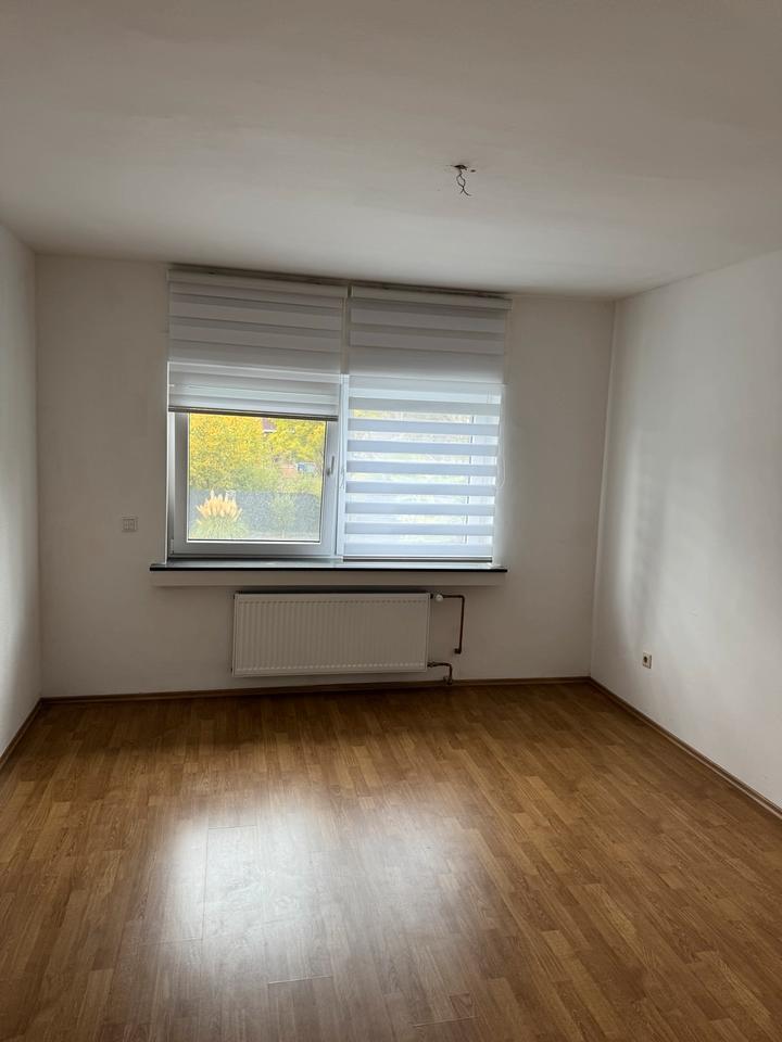 Helle 3 Zimmer großzügig geschnitten Wohnung in Schmachtdendorf zimmer