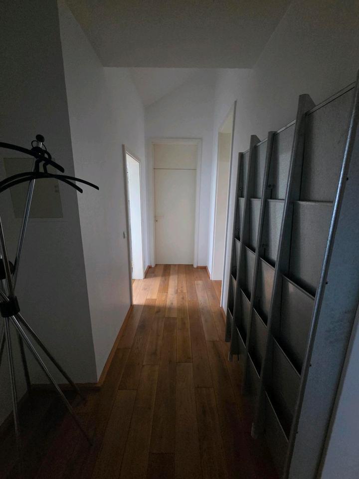 Helle 2-Zimmer Dachgeschosswohnung mit Terasse in Rüsselsheim zimmer