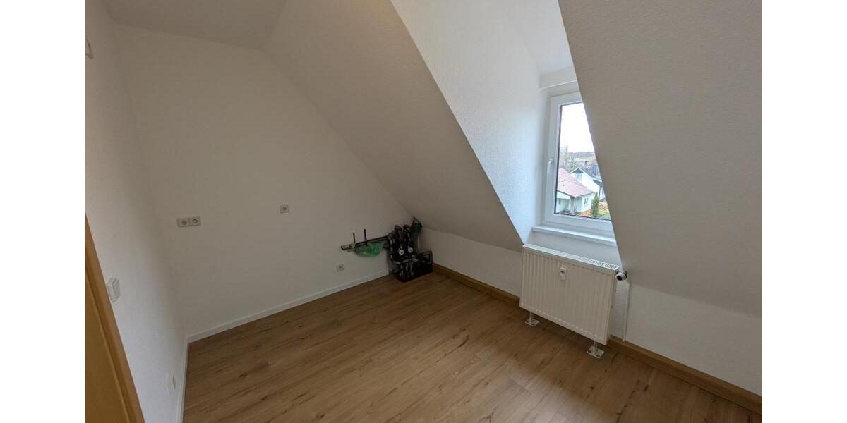 Dachgeschoßwohnung Groitzsch - 3 Zimmer, 60 m&sup2;, 390&euro; | Angebot:25935597