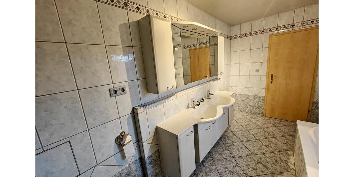 Einfamilienhaus Wildenberg - 7 Zimmer, 220 m&sup2;, 1.800&euro; | Angebot:25907276