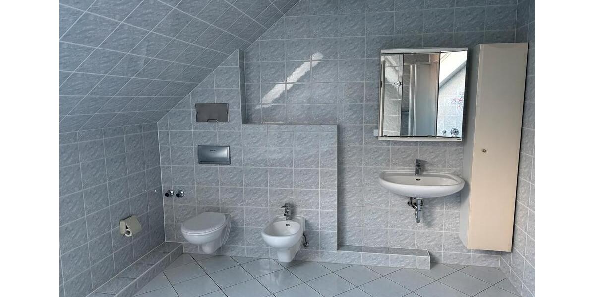 Haushälfte, 130m² mit Kamin Wintergarten Carport über 2 Etagen 3.5 zimmer