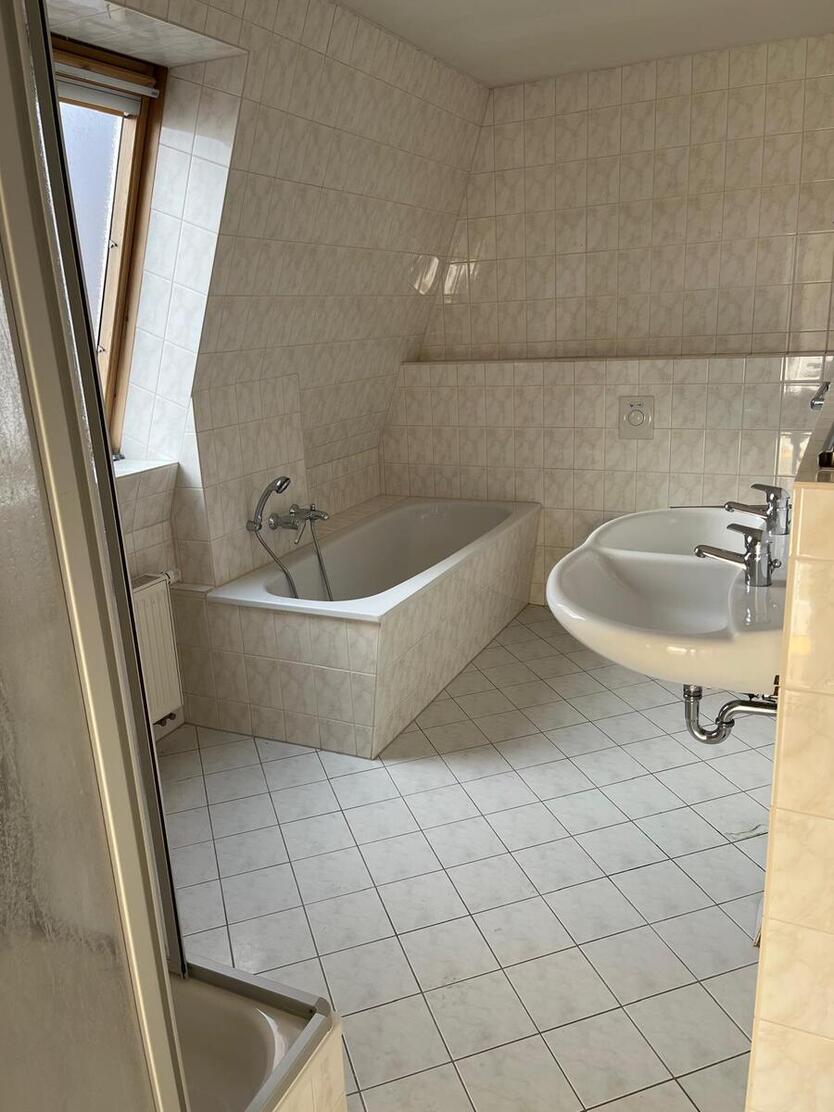 Renovierung in eigener Hand ! Tolle Lage, Herrliche Wohnung mit Balkon...5 Monate mietfrei 4 zimmer