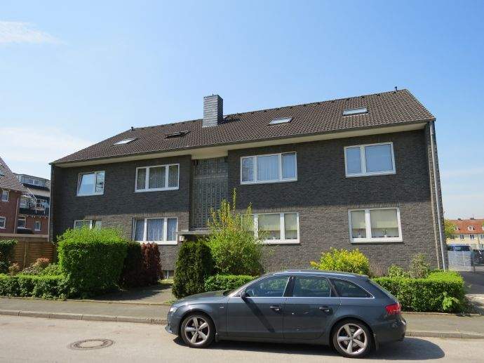 schöne helle 3 - Zimmer-Wohnung mit großem Balkon in 8-PareienMehrfamilienhaus in Langenfeld