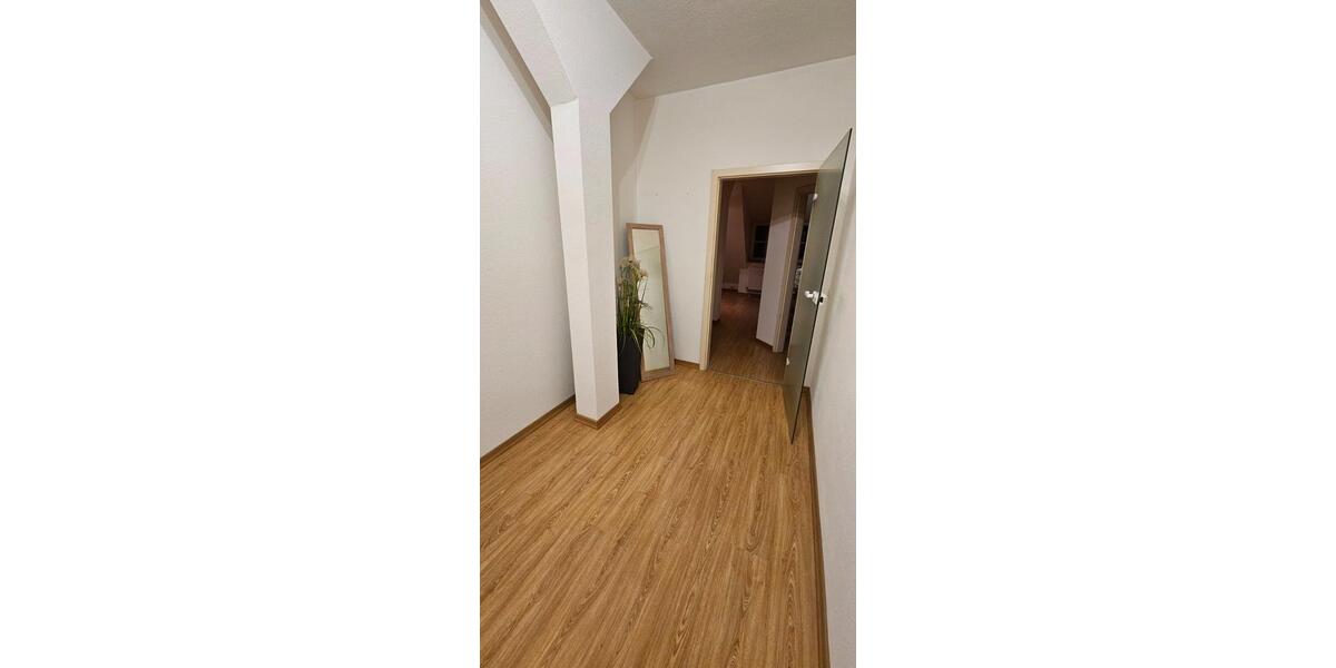 Dachgeschoßwohnung Wiesbaden Biebrich - 2.5 Zimmer, 80 m&sup2;, 1.400&euro; | Angebot:24923198