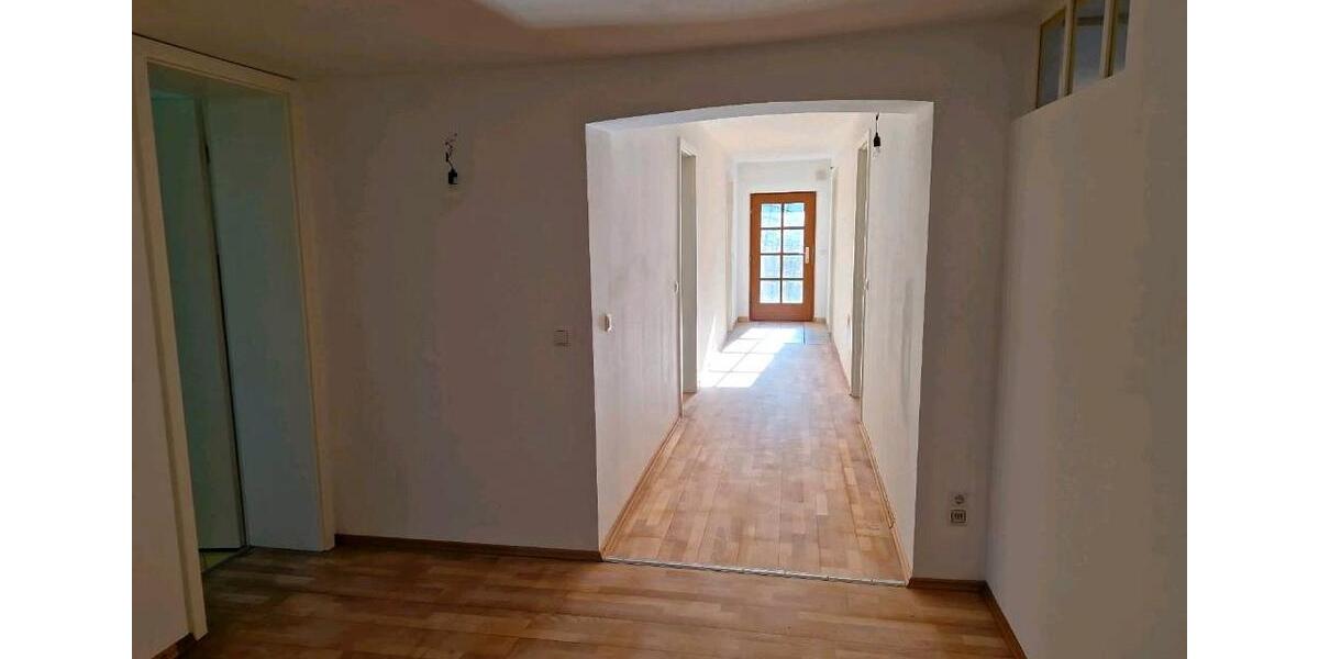 Erdgeschoßwohnung Gangkofen - 3 Zimmer, 131 m&sup2;, 1.150&euro; | Angebot:26038541