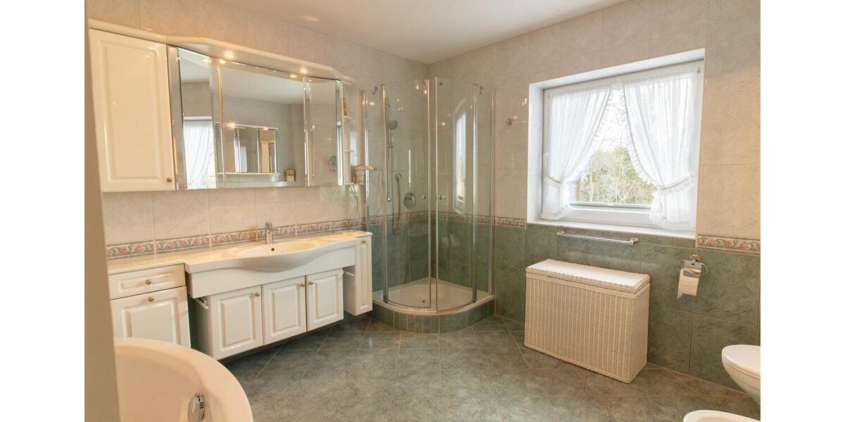 Erdgeschoßwohnung Malente - 3 Zimmer, 168 m&sup2;, 1.800&euro; | Angebot:25809398