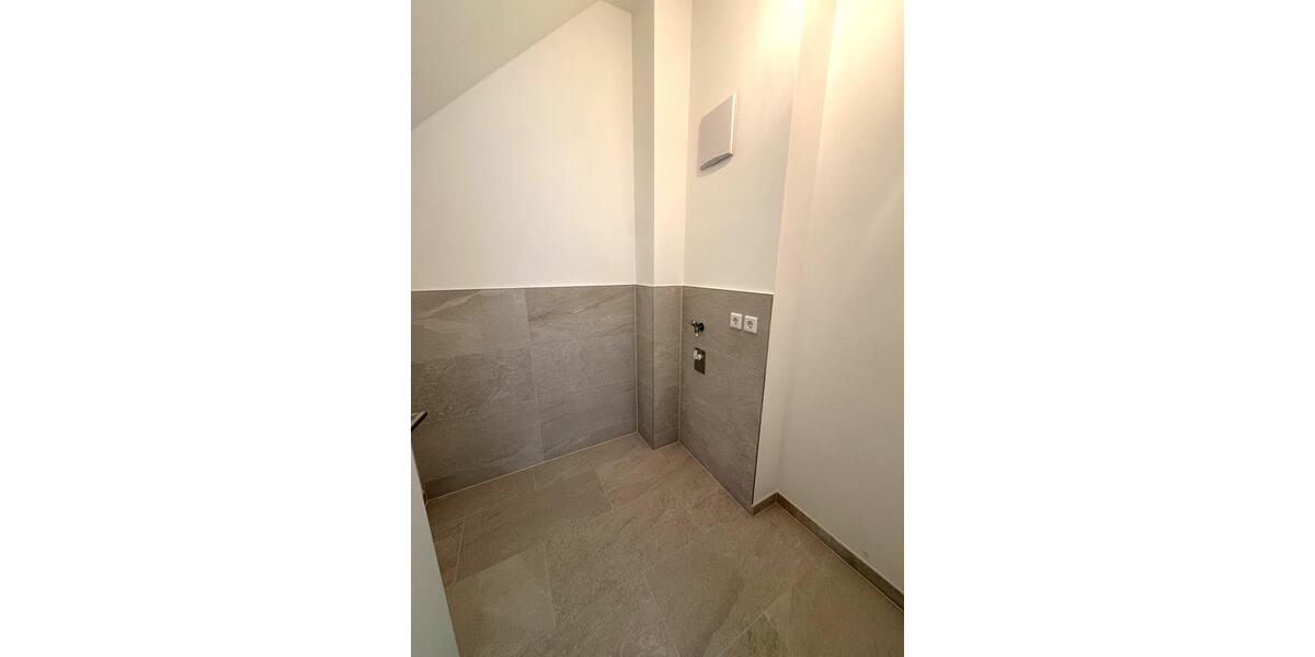 Dachgeschoßwohnung Siegburg - 3 Zimmer, 100 m&sup2;, 1.280&euro; | Angebot:25854384