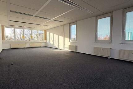 Großzügige Büroeinheit in direkter Autobahnnähe 4 zimmer