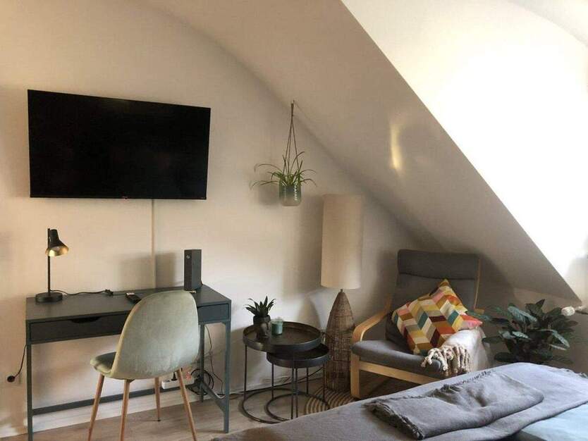 Moderne und Vollmöblierte 1-Zimmerwohnung mit Balkon in Düsseldorf Oberbilk zimmer